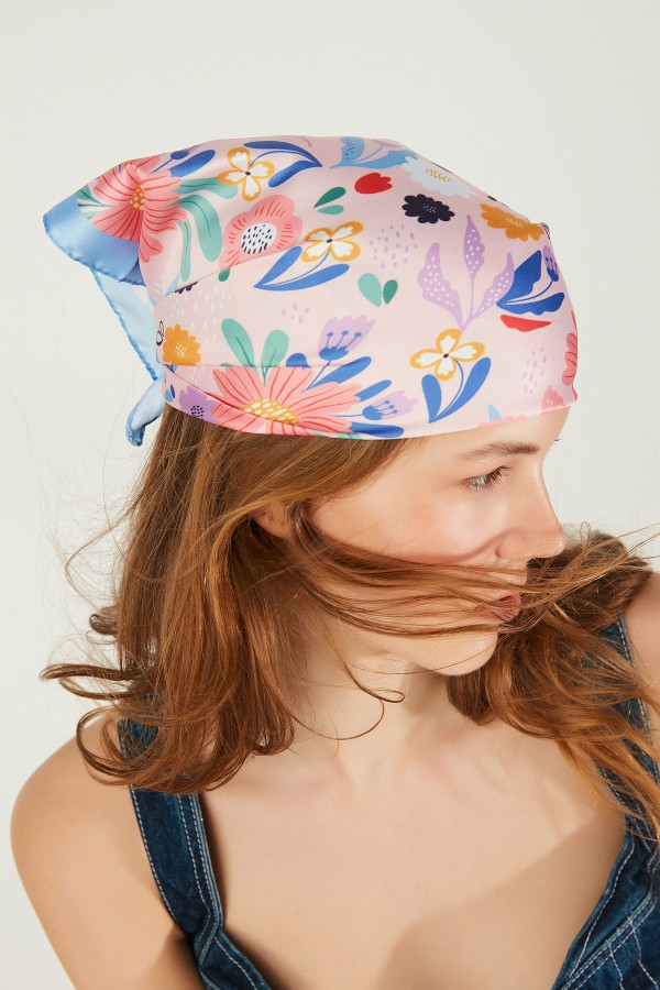 15150 Çiçek Desenli Bebe Mavi Saten Bandana Fular 50x50 cm