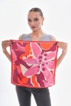 15317 Çiçek Desenli Kırmızı Saten Bandana Fular 50x50 cm