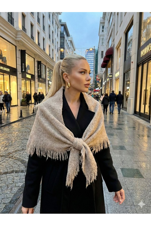 S013 Püsküllü Bej Üçgen İçten Geçmeli Triko Omuz Şalı