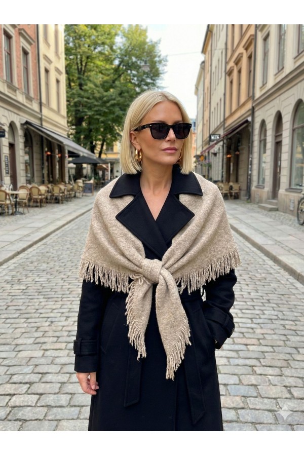 S013 Püsküllü Bej Üçgen İçten Geçmeli Triko Omuz Şalı