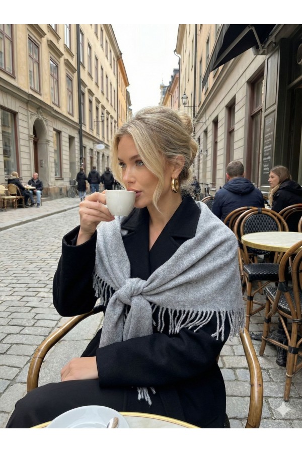 S013 Püsküllü Gri Melanj Üçgen İçten Geçmeli Triko Omuz Şalı